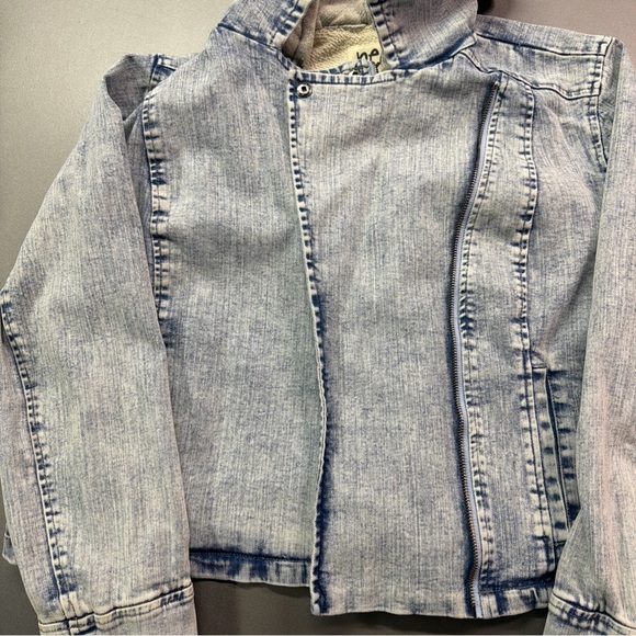 Peace Love World Women Light Blue Gray Hooded Denim Jacket Zip Pockets Size L - Picture 2 of 9